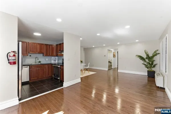 $299,999 | 144 70th Street, Unit 1E, Guttenberg, NJ 07093