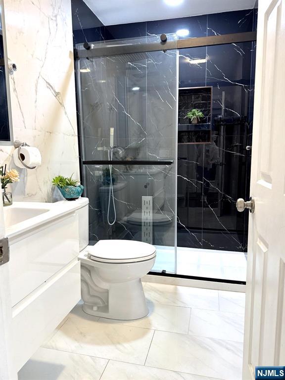 144 70th Street, Unit 1E Guttenberg, NJ 07093 - Photo 9 of 20 a bathroom with a toilet and a shower