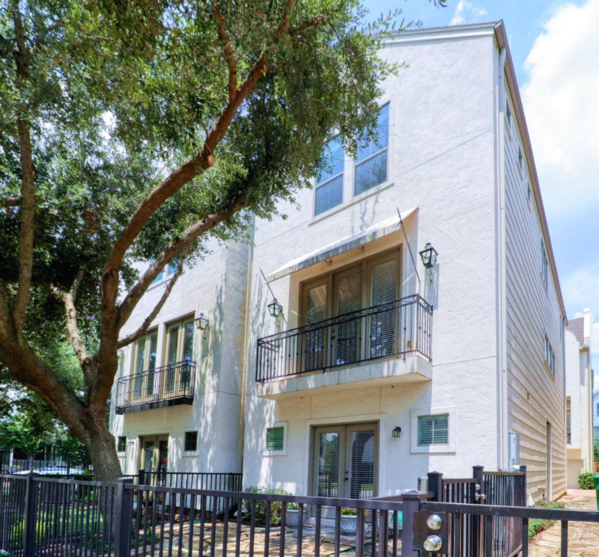 904 Patterson Street Houston, TX 77007 - Photo 1 of 30 a front view of a residential apartment building with a yard