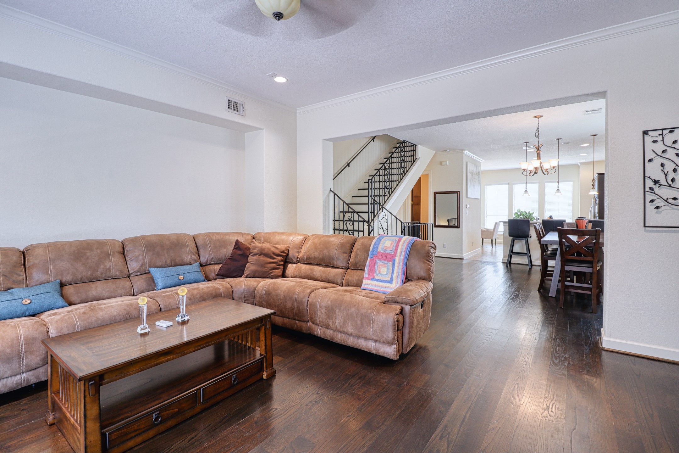 904 Patterson Street Houston, TX 77007 - Photo 11 of 30 a living room with furniture and wooden floor