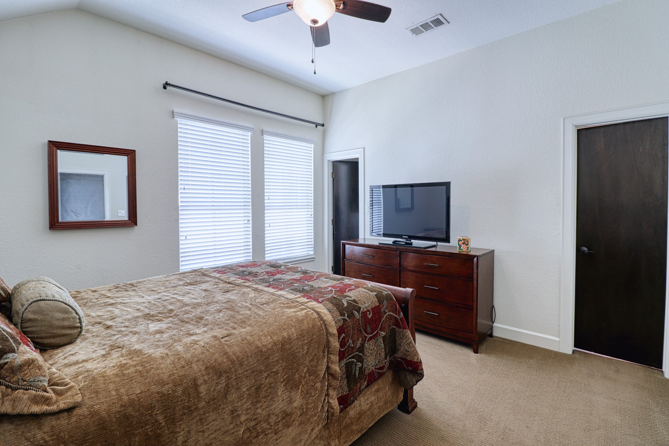 904 Patterson Street Houston, TX 77007 - Photo 29 of 30 a bedroom with a bed and a television