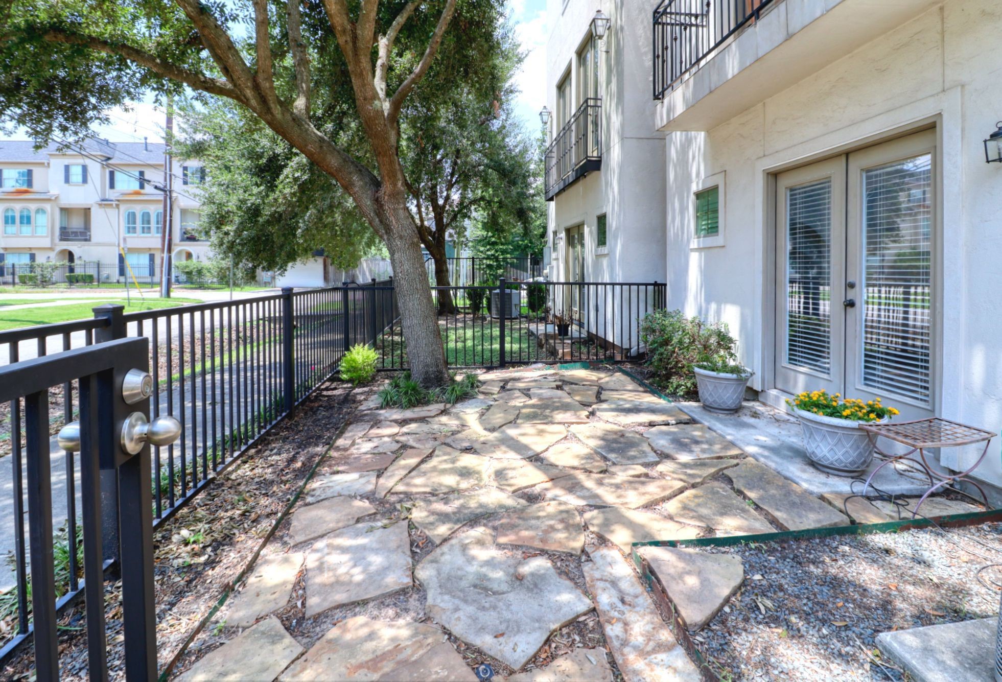 904 Patterson Street Houston, TX 77007 - Photo 4 of 30 a view of a chair and table in the patio