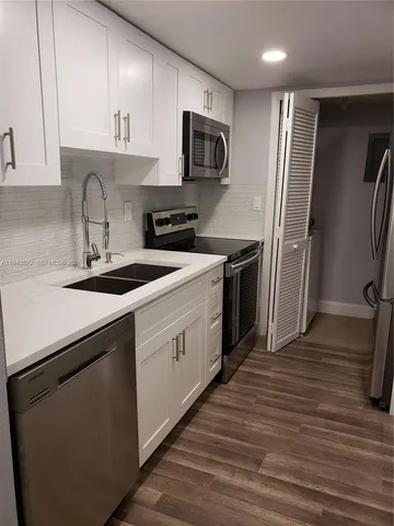 $2,400 | 200 Lakeview Drive, Unit 207, Weston, FL 33326