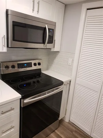 $2,400 | 200 Lakeview Drive, Unit 207, Weston, FL 33326