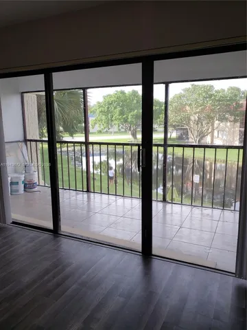 $2,400 | 200 Lakeview Drive, Unit 207, Weston, FL 33326