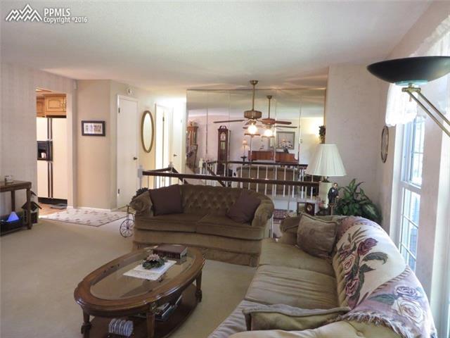 4527 Ridgeglen Road Colorado Springs, CO 80918 - Photo 5 of 35