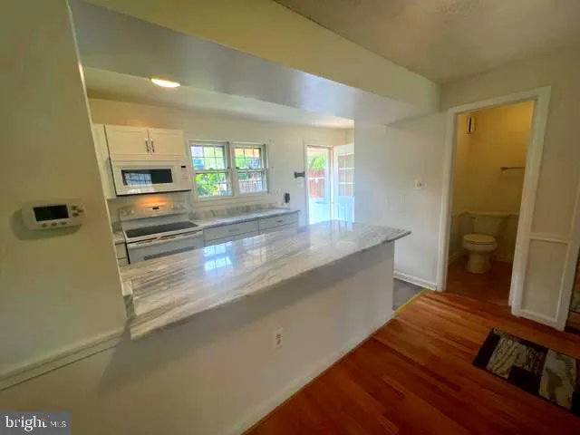 $3,150 | 429 Hampton Court, Unit 138, Falls Church, VA 22046