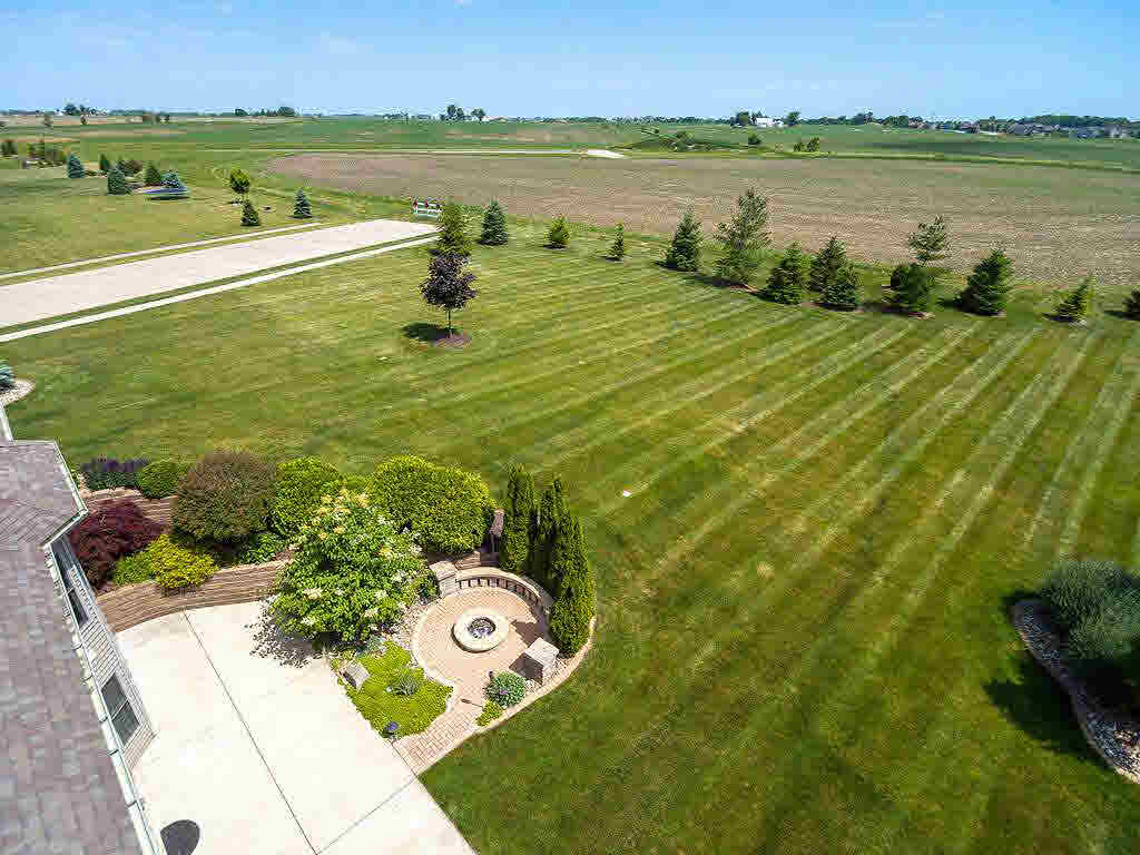 5647 Judge Road Bettendorf, IA 52722 - Photo 3 of 24 Gallery Image 3
