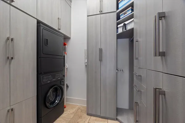 $1,600,000 | 65 Riverwalk Place, Memphis, TN 38103