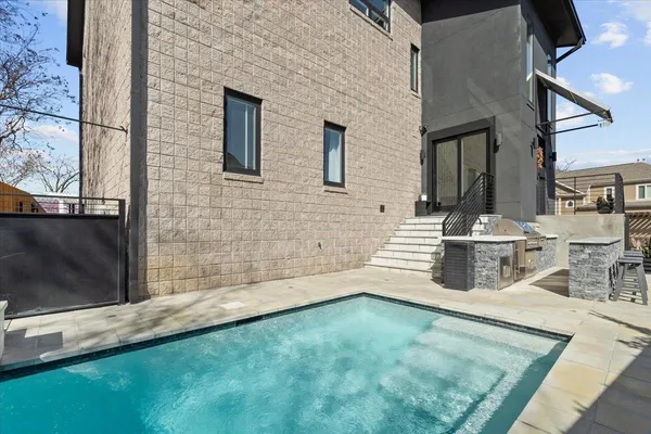 $1,600,000 | 65 Riverwalk Place, Memphis, TN 38103