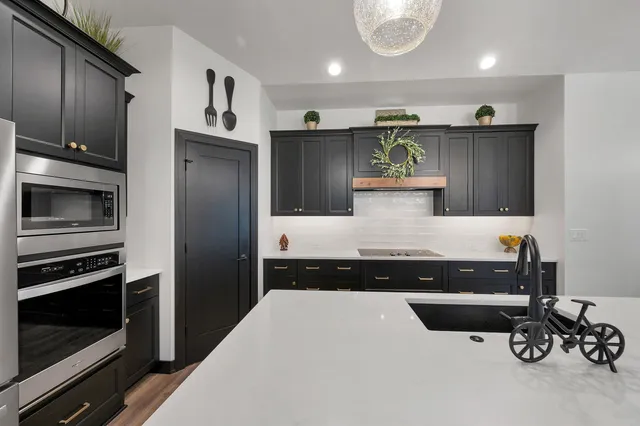 $815,000 | 359 Aldon Cir Green, Green Bay, WI 54304