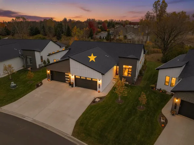 $815,000 | 359 Aldon Cir Green, Green Bay, WI 54304