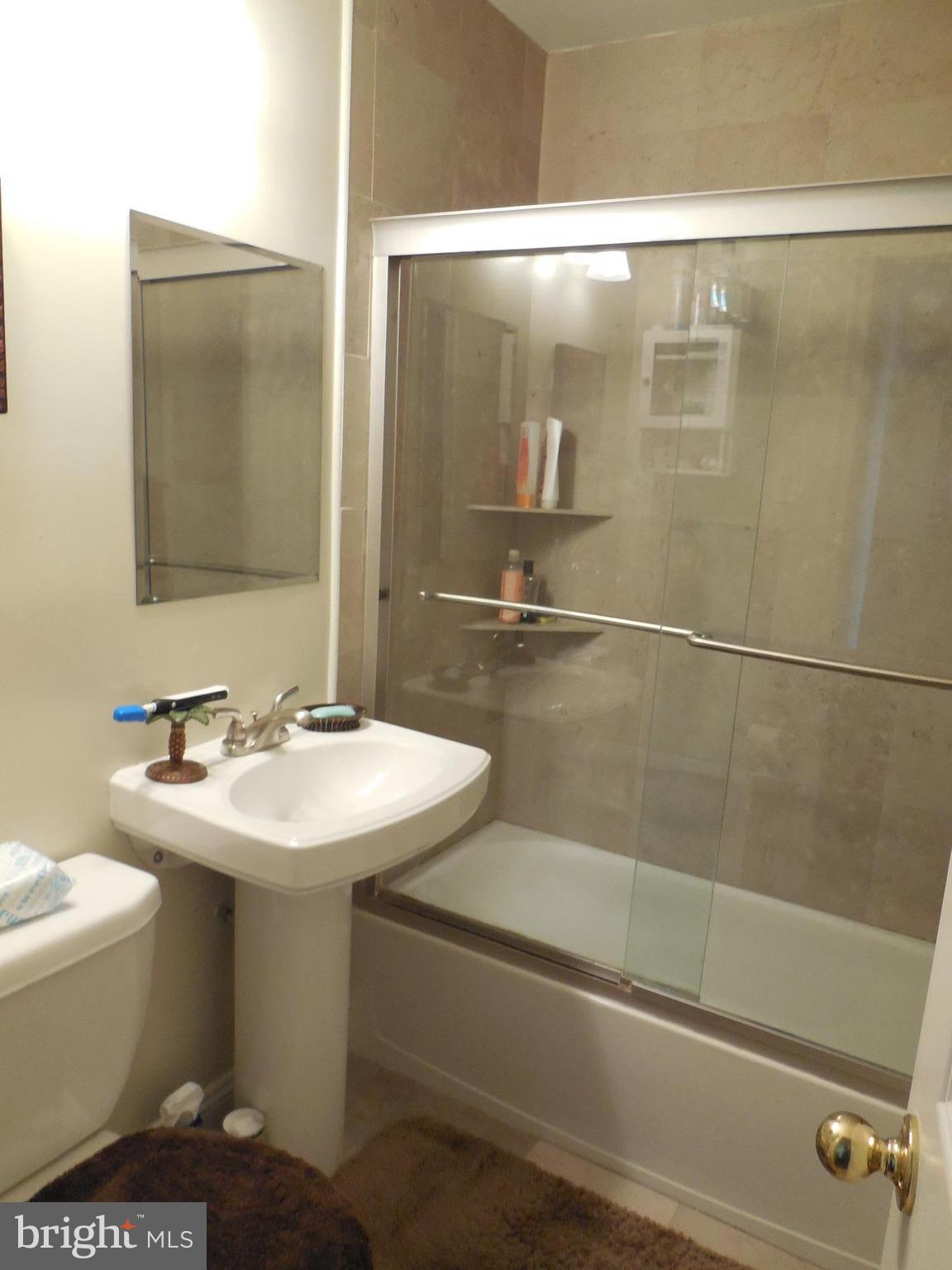 5101 8th Road South, Unit 404 Arlington, VA 22204 - Photo 20 of 27 Bath (Master)