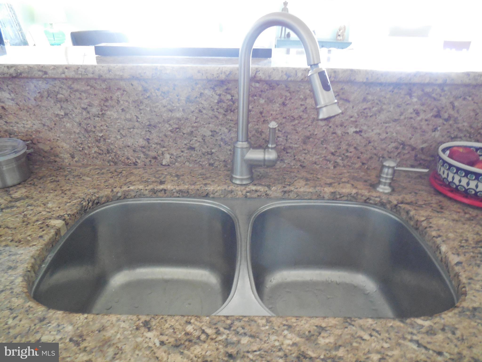 5101 8th Road South, Unit 404 Arlington, VA 22204 - Photo 5 of 27 Kitchen