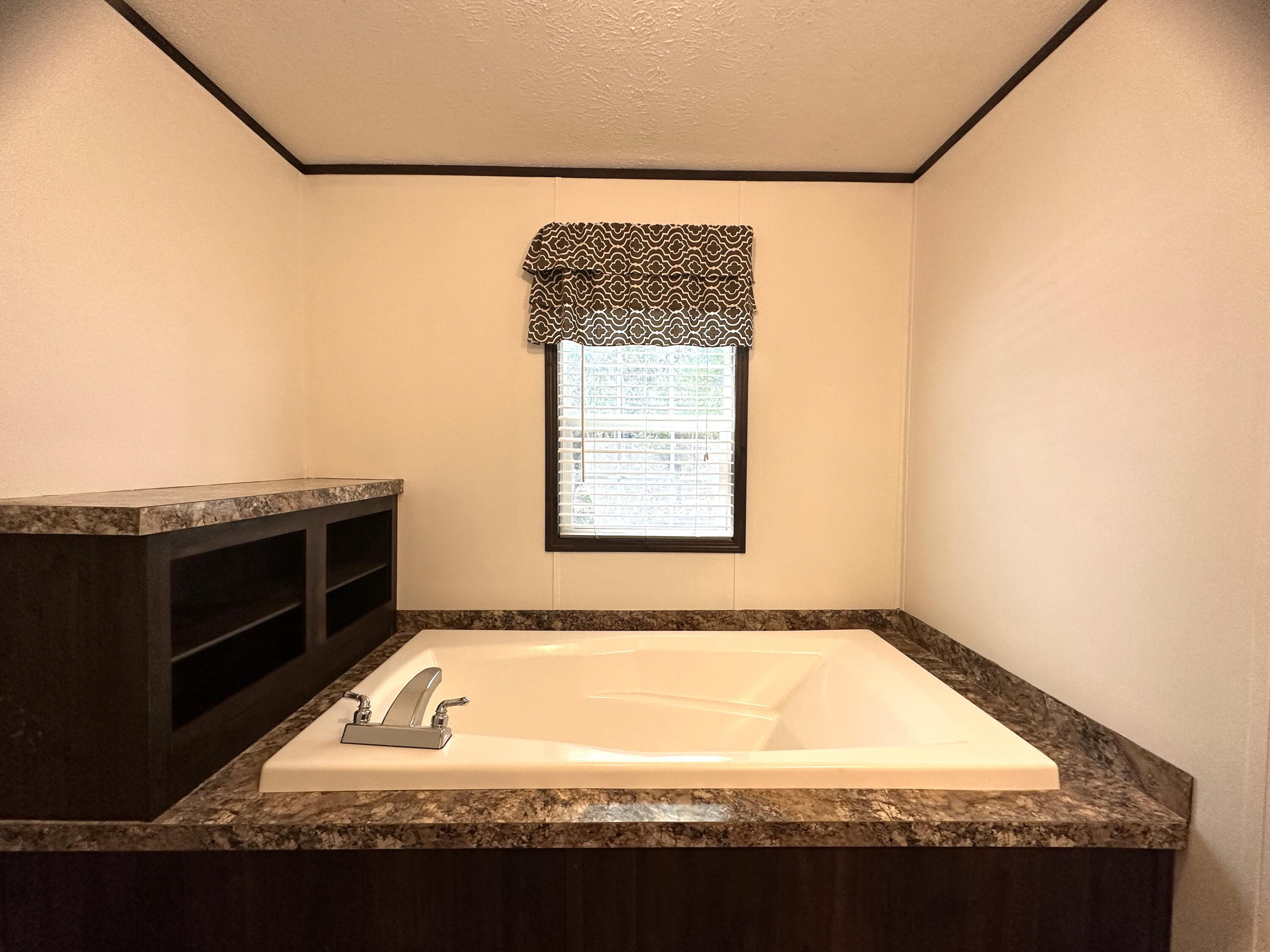 8550 Noah Hurst Road Navarre, FL 32566 - Photo 14 of 31 13. Master Bath Tub