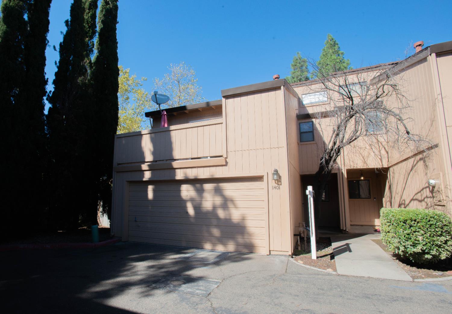 view of front of property with driveway