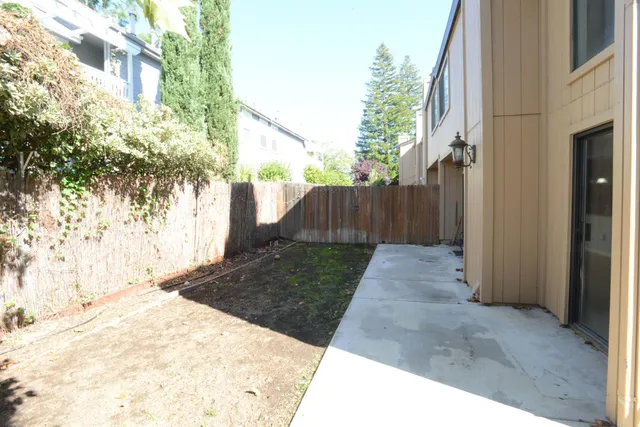a view of entryway with a front door
