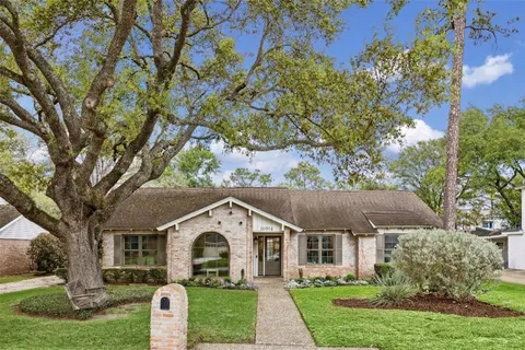 front view of house with a yard