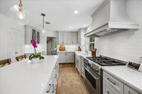 a kitchen that has a lot of cabinets in it