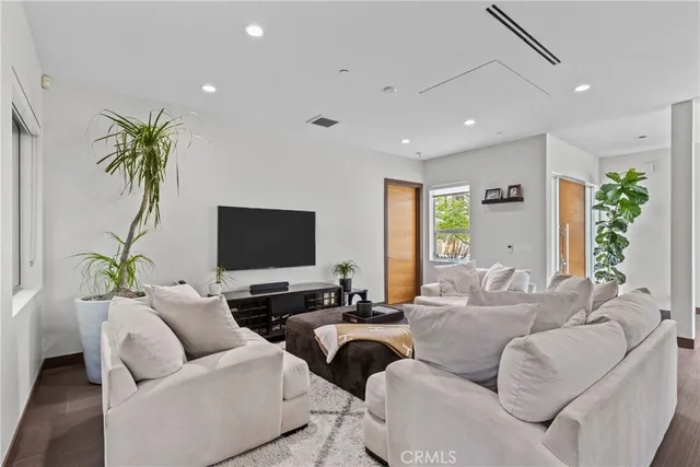 $15,000 | 16424 Marbro Drive, Encino, CA 91436