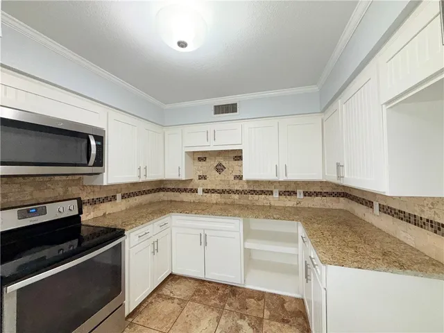 $2,650 | 312 East Broadway Avenue, Portland, TX 78374