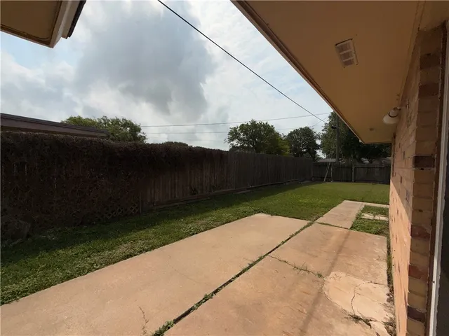 $2,650 | 312 East Broadway Avenue, Portland, TX 78374