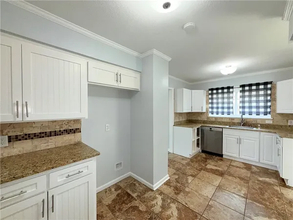 $2,650 | 312 East Broadway Avenue, Portland, TX 78374