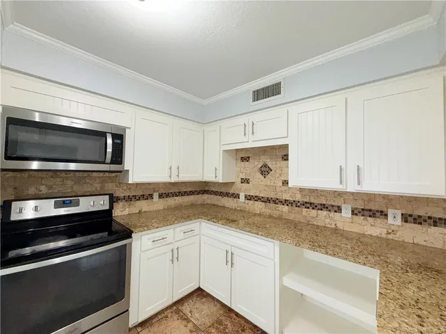 $2,650 | 312 East Broadway Avenue, Portland, TX 78374