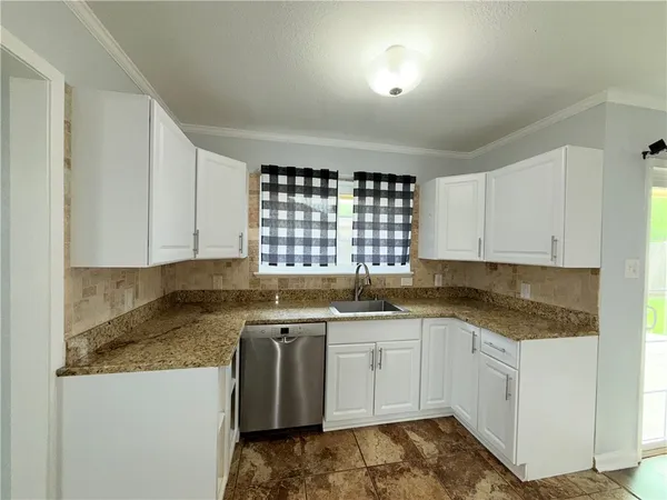 $2,650 | 312 East Broadway Avenue, Portland, TX 78374