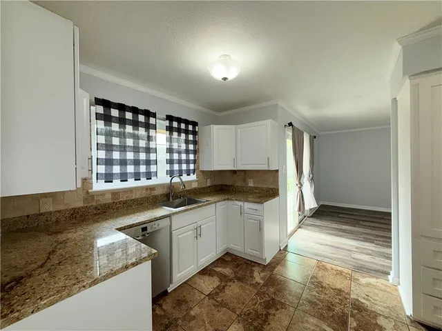 $2,650 | 312 East Broadway Avenue, Portland, TX 78374