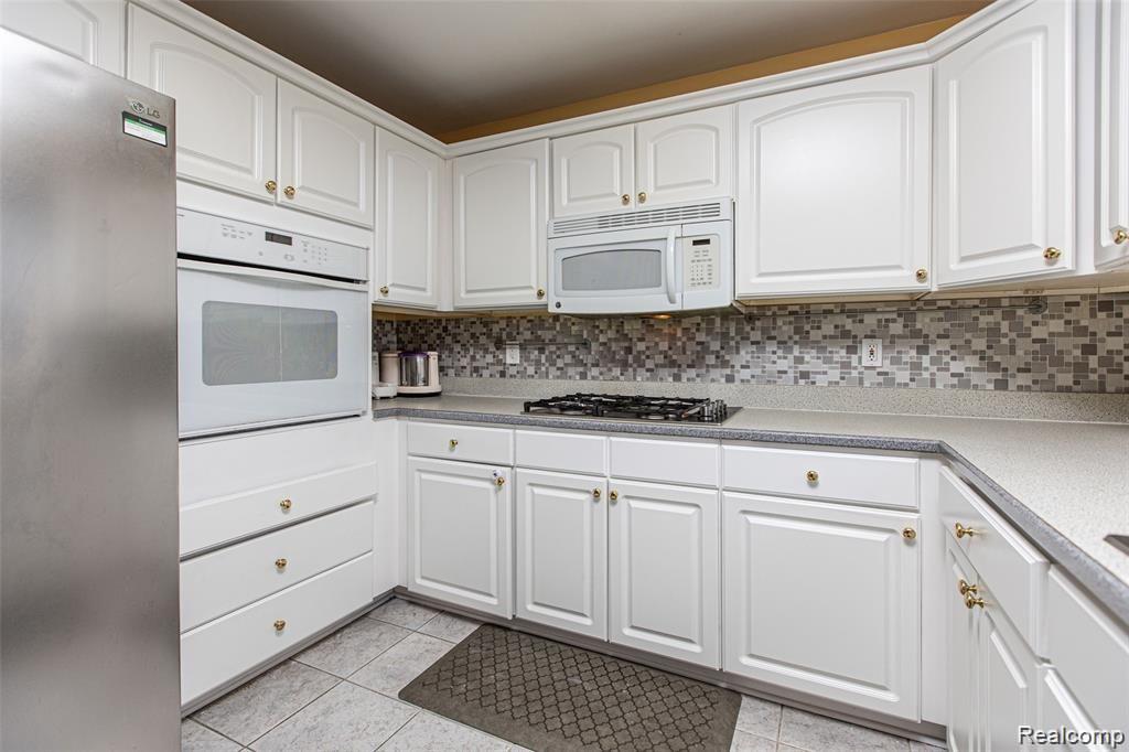 837 Grovecrest Rochester Hills, MI 48307 - Photo 14 of 36