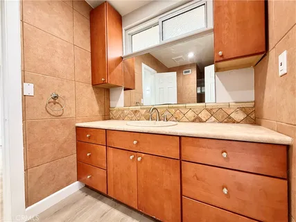 $9,200 | 24204 Calvert Street, Woodland Hills, CA 91367