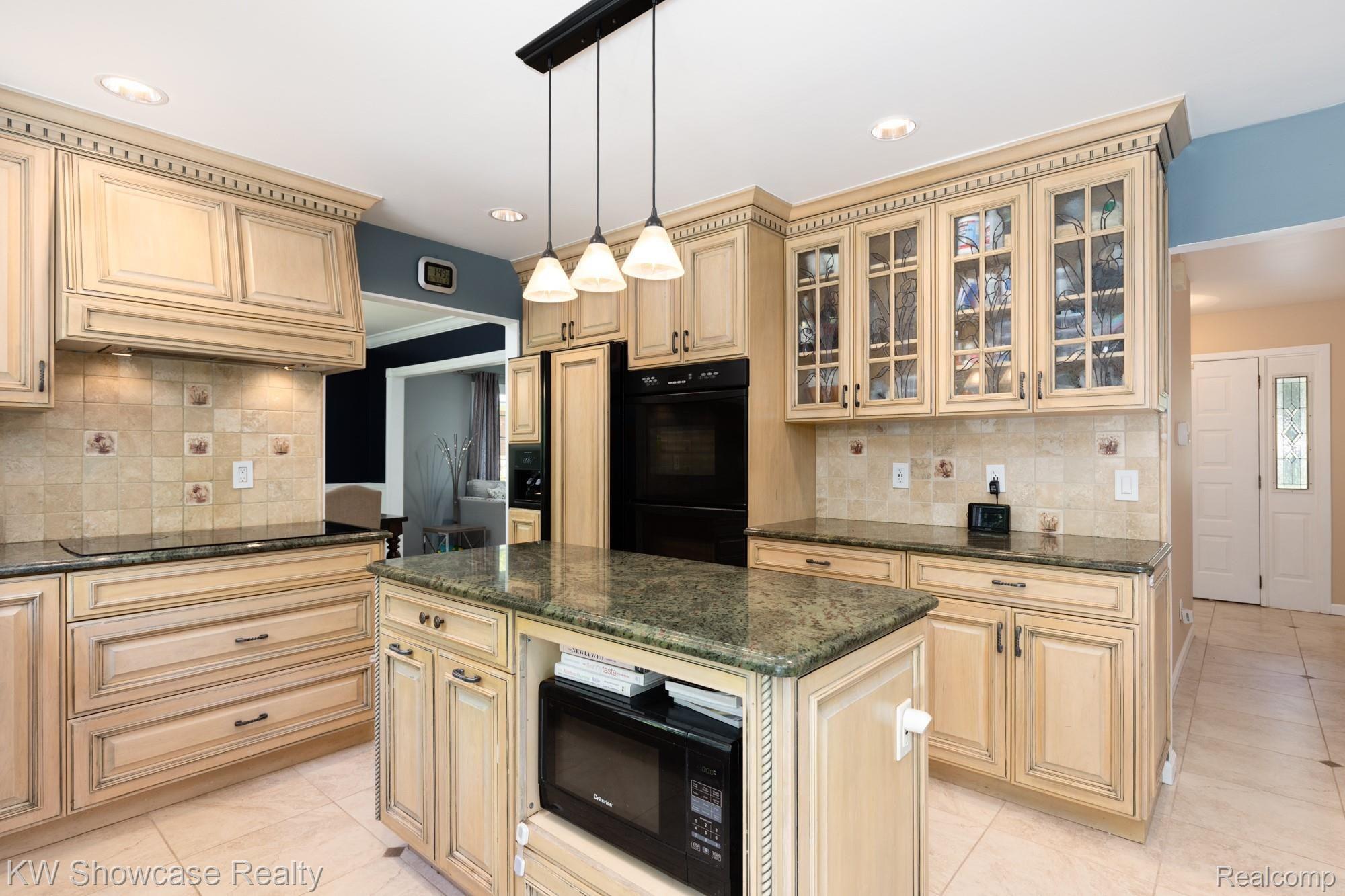 2332 Hiller Road West Bloomfield, MI 48324 - Photo 11 of 43 2332 Hiller Rd-11.jpg