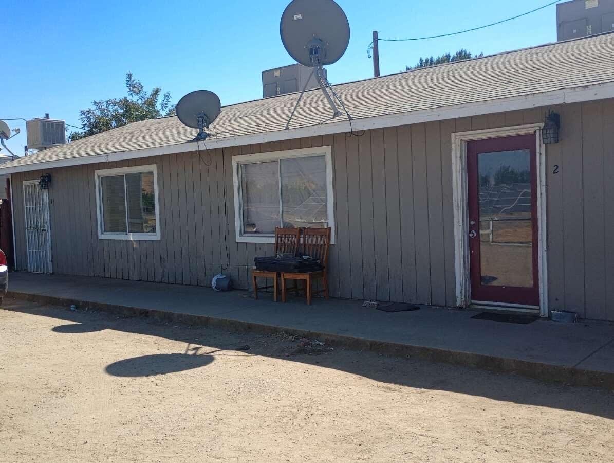 21811 Highway 198 Exeter, CA 93221 - Photo 1 of 6 a front view of a house with patio