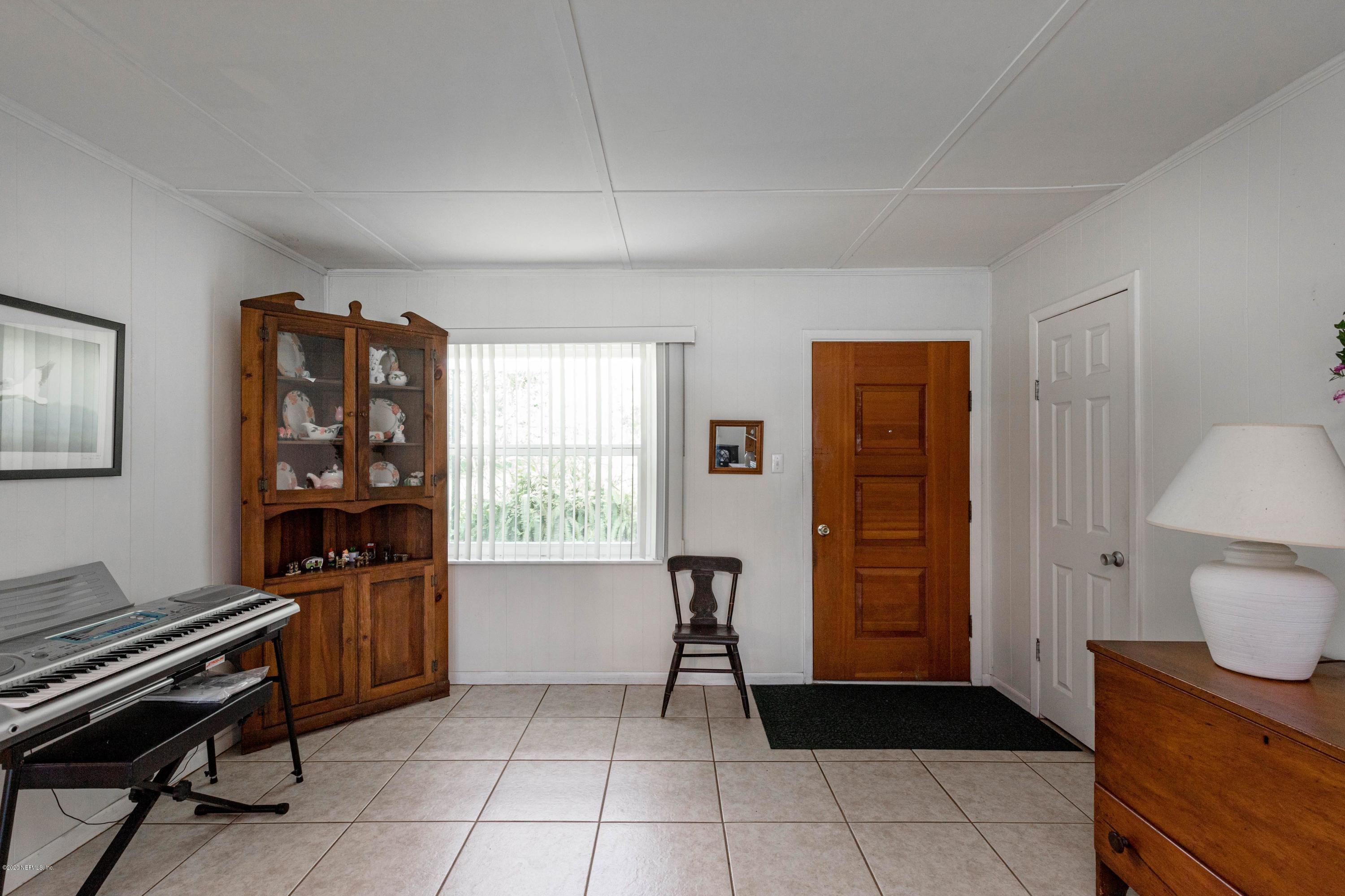 156 Swan Lake Road Melrose, FL 32666 - Photo 14 of 64 Living Room