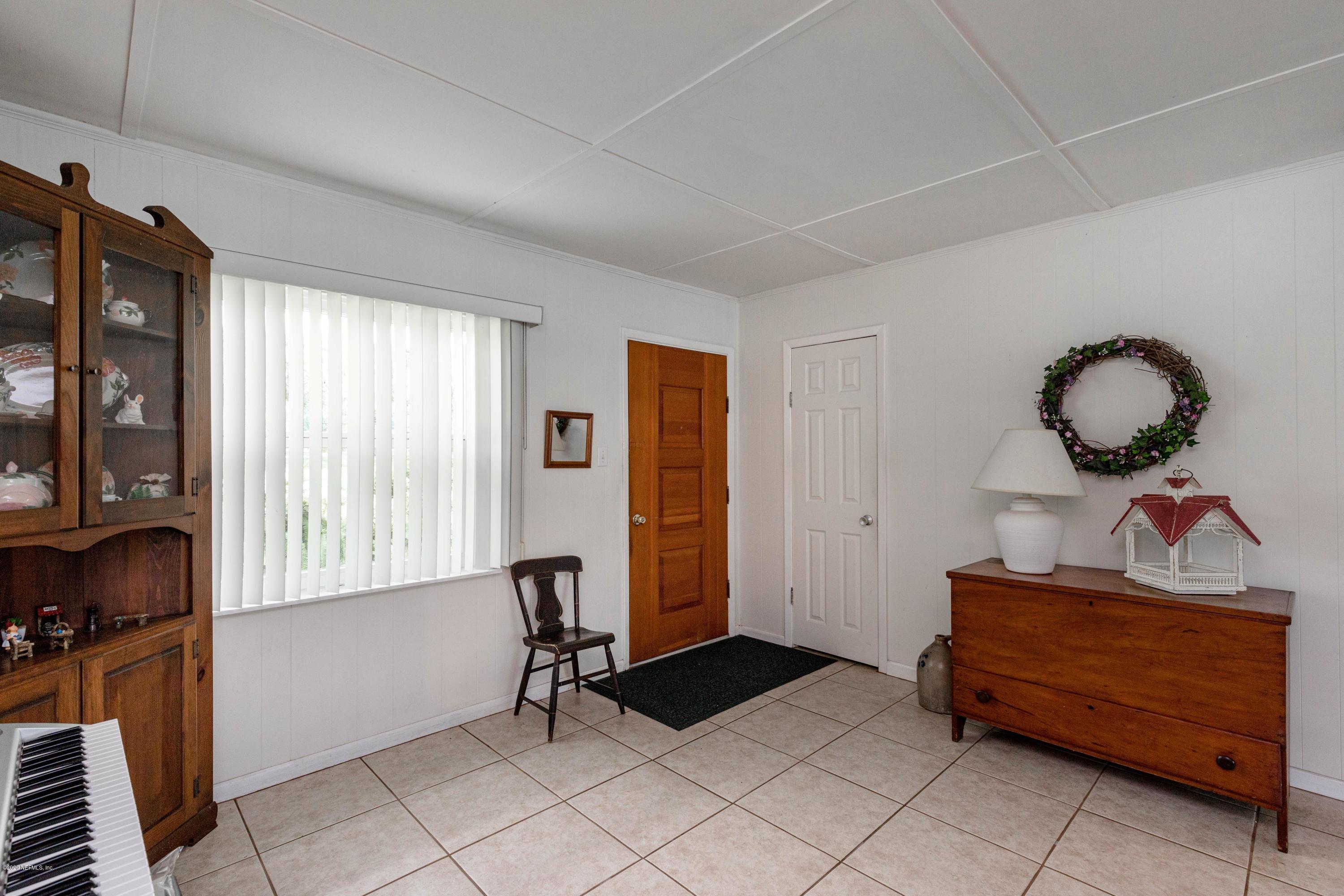 156 Swan Lake Road Melrose, FL 32666 - Photo 15 of 64 Living Room View 2
