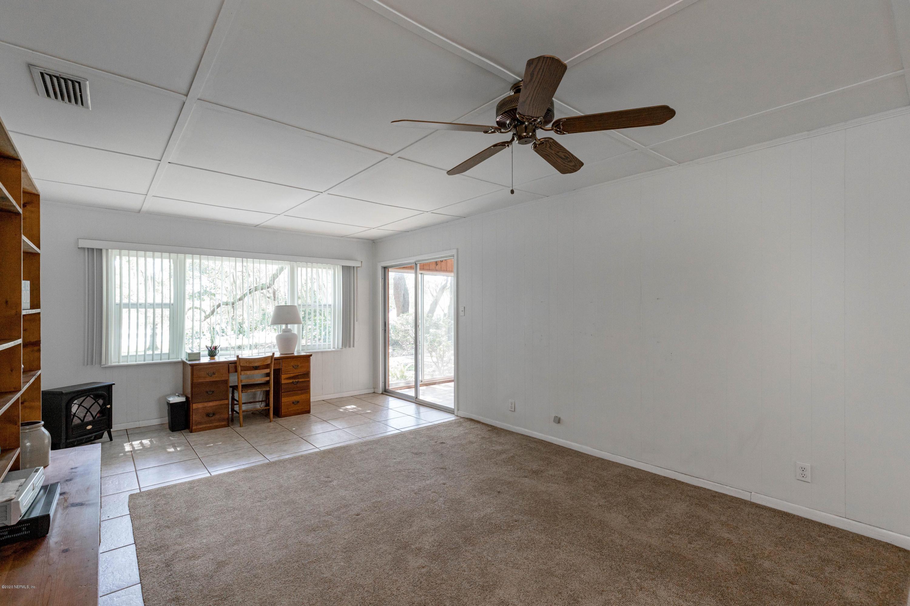 156 Swan Lake Road Melrose, FL 32666 - Photo 17 of 64 Living Room View 4