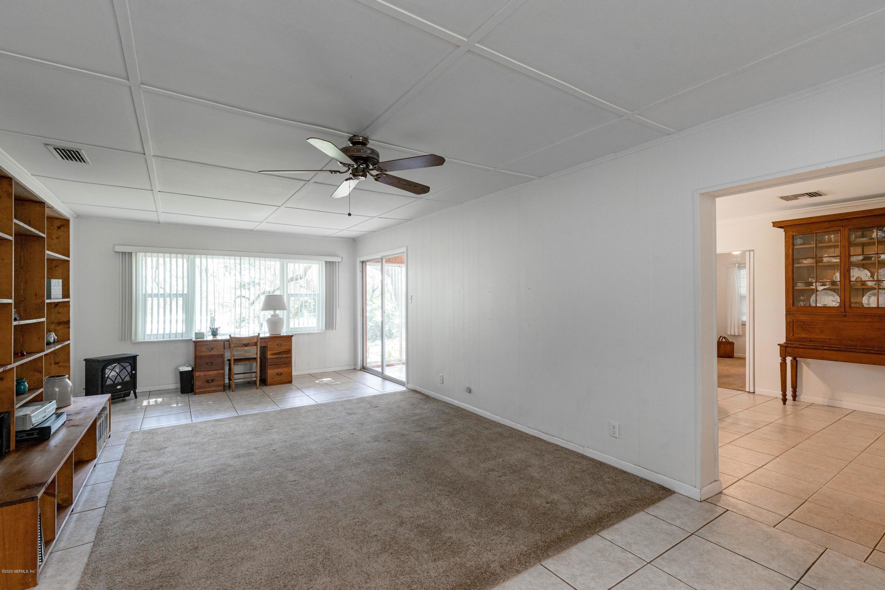 156 Swan Lake Road Melrose, FL 32666 - Photo 18 of 64 Living Room View 5