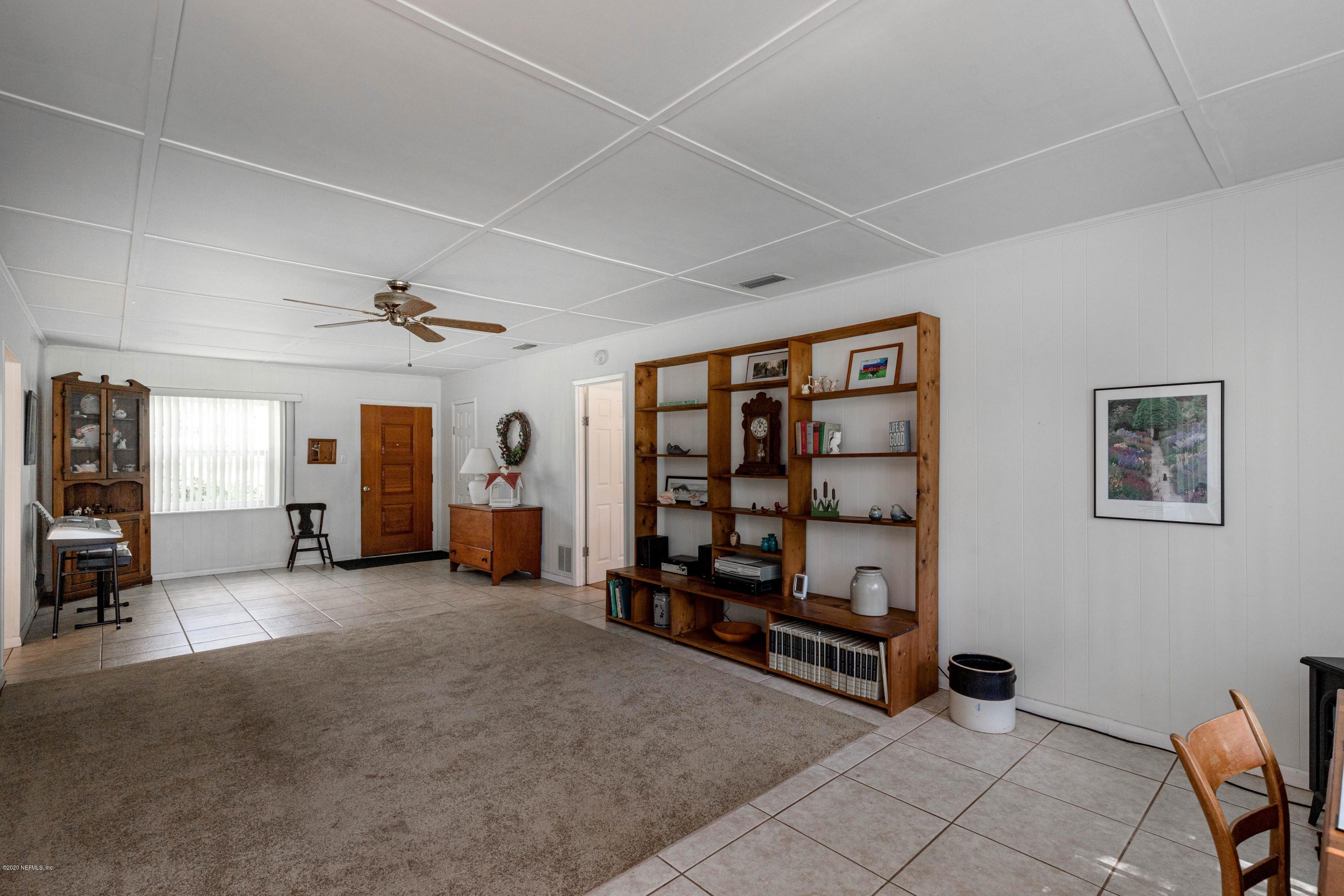 156 Swan Lake Road Melrose, FL 32666 - Photo 19 of 64 Living Room View 6