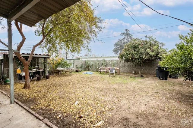 a view of backyard of the house