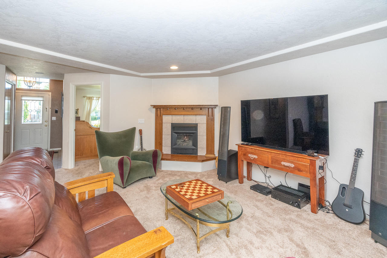 644 Benjamin Way Phoenix, OR 97535 - Photo 18 of 43 644 Benjamin (10 of 103)-Edit