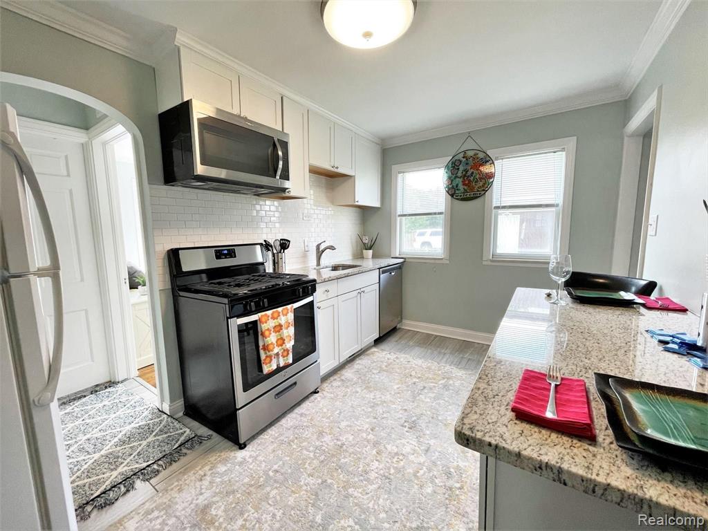 2111 Ridgemont Road Grosse Pointe Woods, MI 48236 - Photo 6 of 28