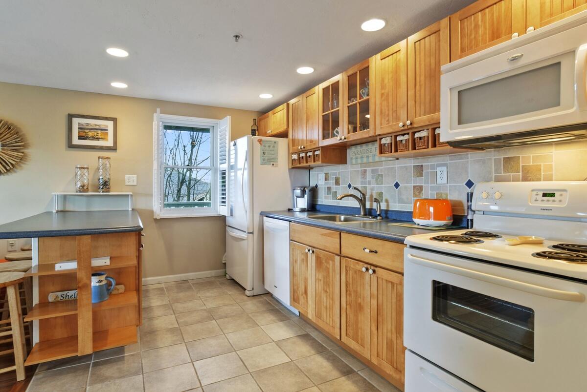 Beautiful Full Kitchen