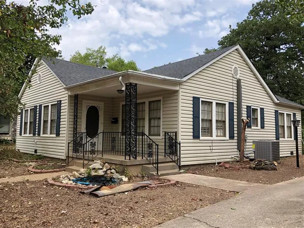 $2,195 | 2517 Honeysuckle Avenue, Fort Worth, TX 76111