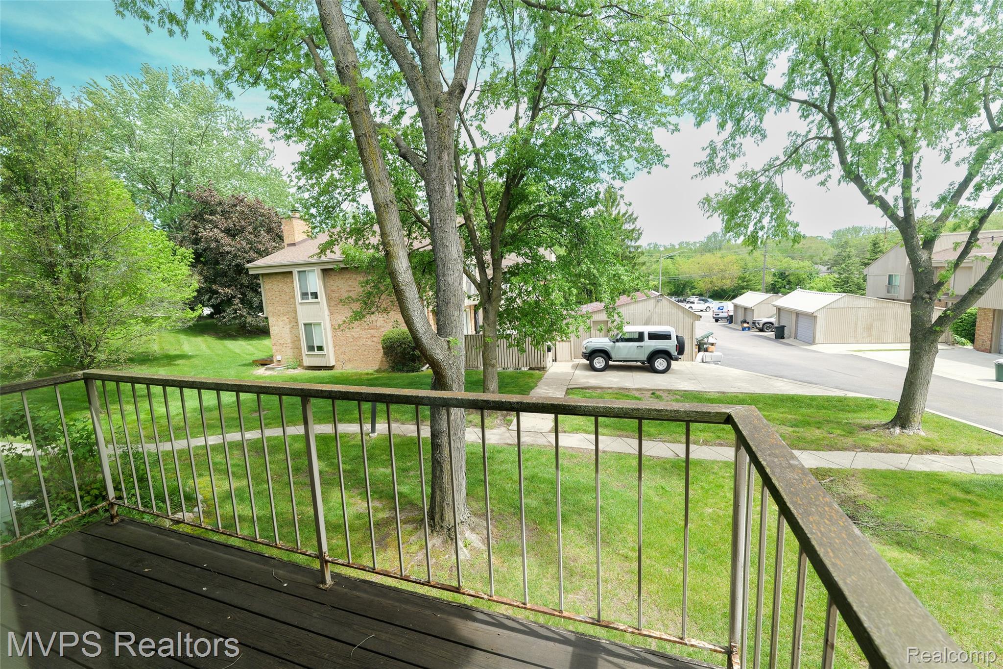804 Oak Brook Ridge Drive, Unit 149 Rochester, MI 48307 - Photo 44 of 49 Wooden terrace featuring a lawn and a residential view