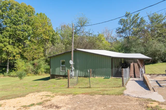 a view of a backyard