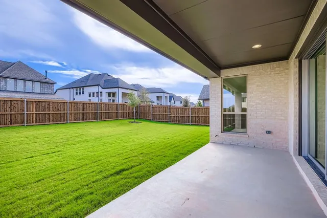 a view of a house with a big yard