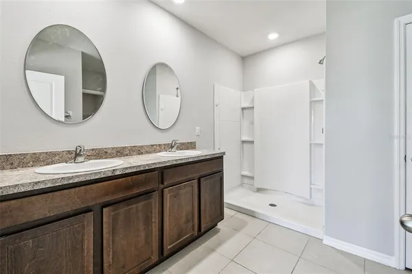 a view of a back yard