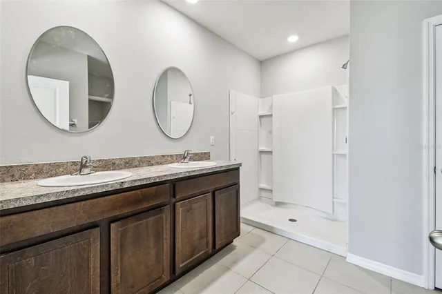 a view of a back yard