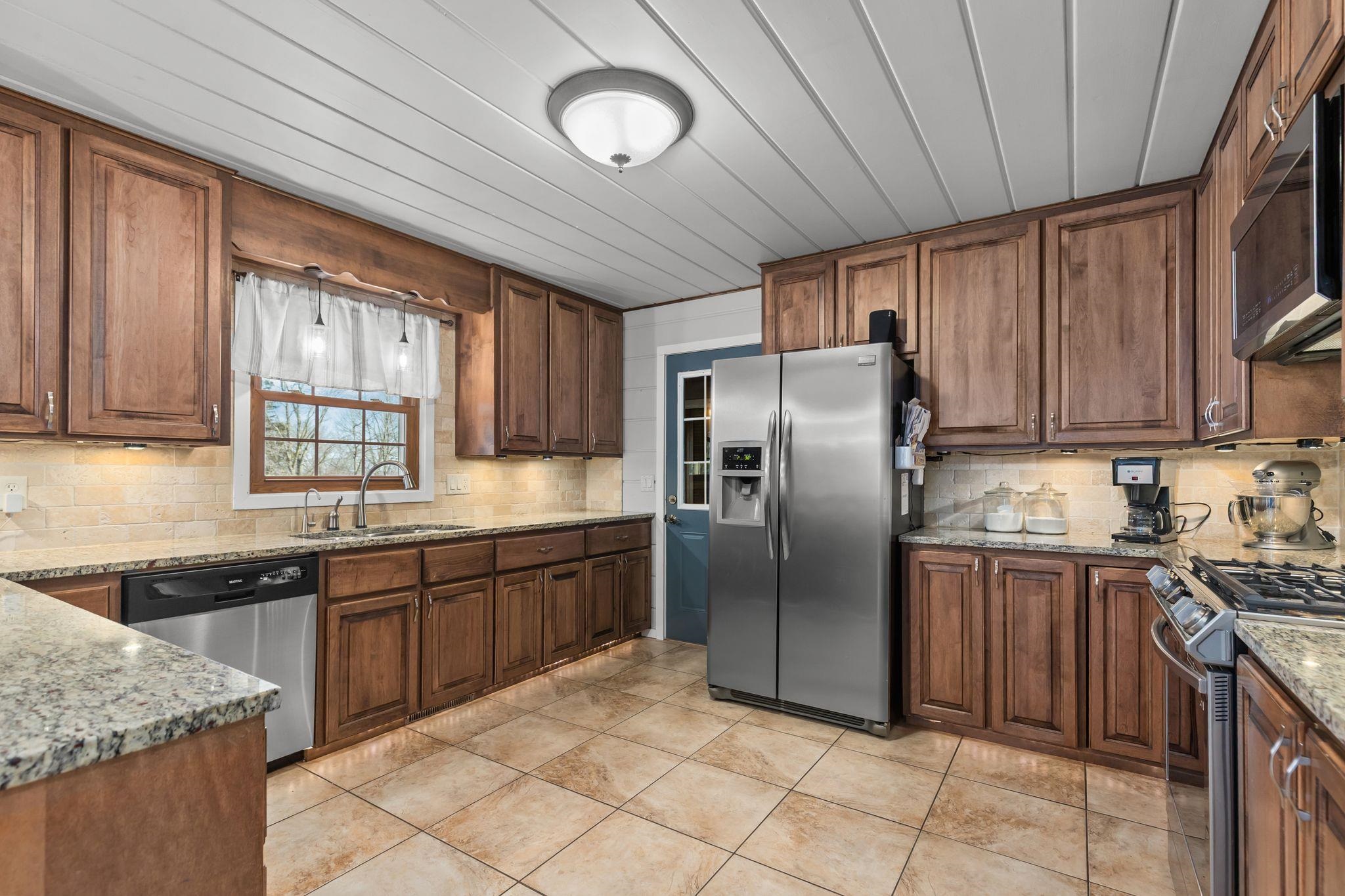 2284 Waukau Road Omro, WI 54963 - Photo 10 of 78